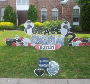 Promposal in front lawn